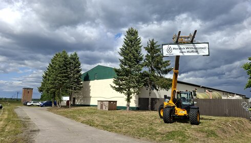 Fahrzeug des Unternehmensverbundes WM Agrar vor der Halle des Standortes Kakerbeck
