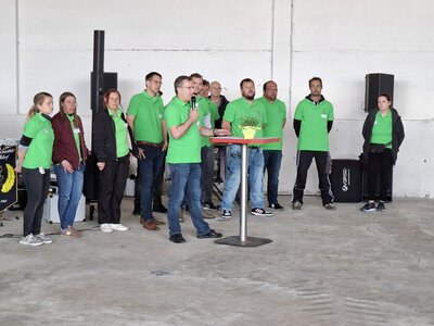 Steffen Höppner eröffnet feierlich das Hoffest mit einer Rede. Hinter ihm stehen seine Mitarbeiter.