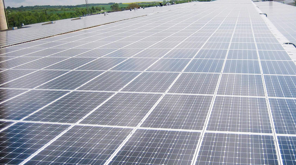 Photovoltaikanlage auf den Dächern von Ställen zur nachhaltigen Energieerzeugung.